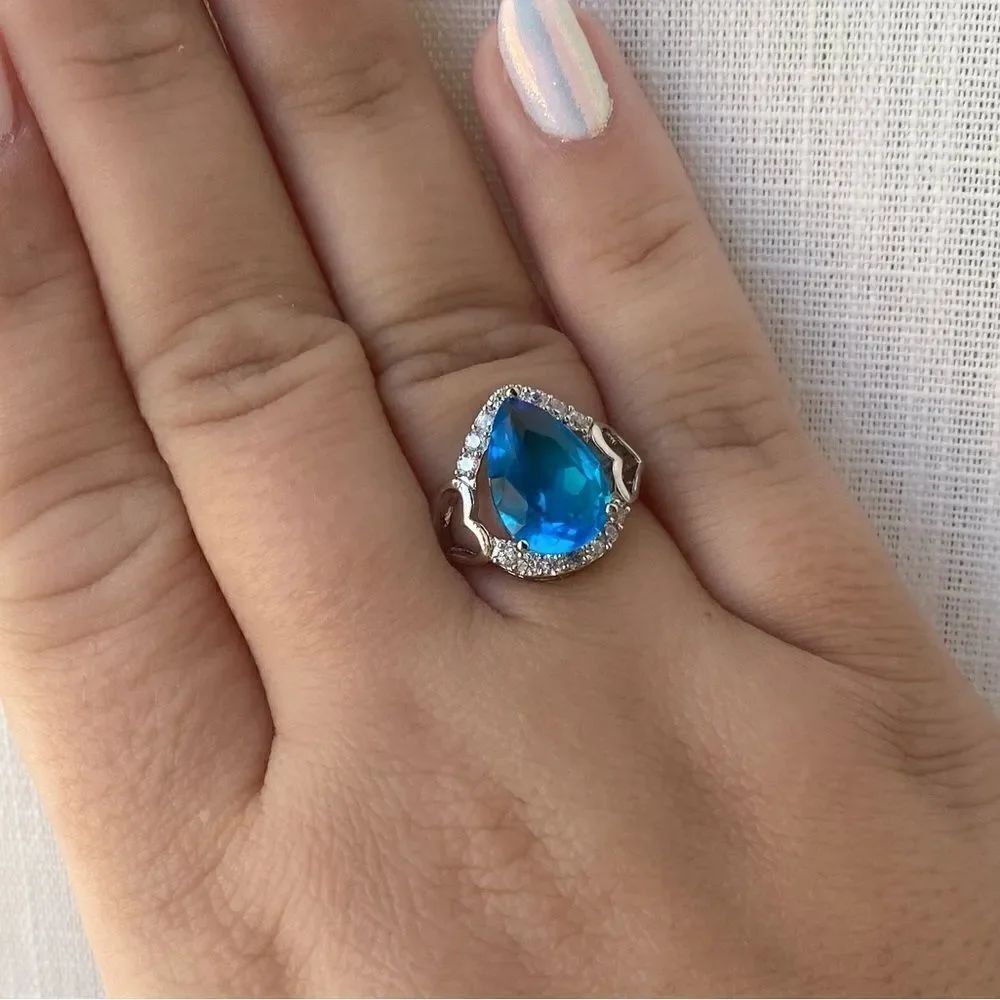 Bright blue teardrop heart ring💙
